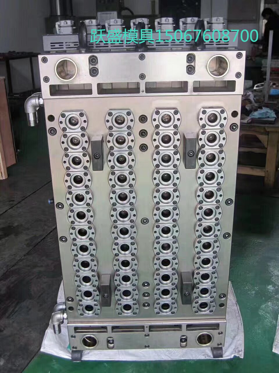 该第一、二蕊模分别向固定侧模组及活动侧模组呈垂直方向旋转