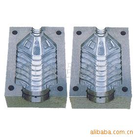 而后有机器内部的水泵将低温冷冻的水注入需要冷却的设备内