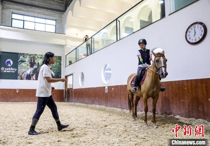 全国首支残疾人马术队助力残疾运动员实现体育