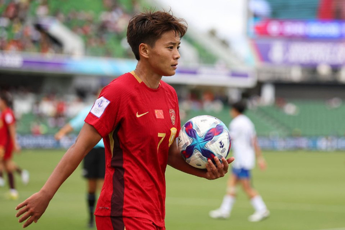 中国女足半决赛阵容调整引热议 乌日古木拉边路