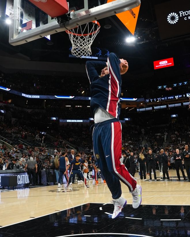 掘金逆转马刺 约基奇穆雷联手轰三双助球队险胜