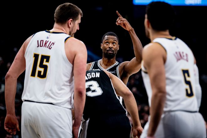 掘金逆转马刺 约基奇穆雷联手轰三双助球队险胜