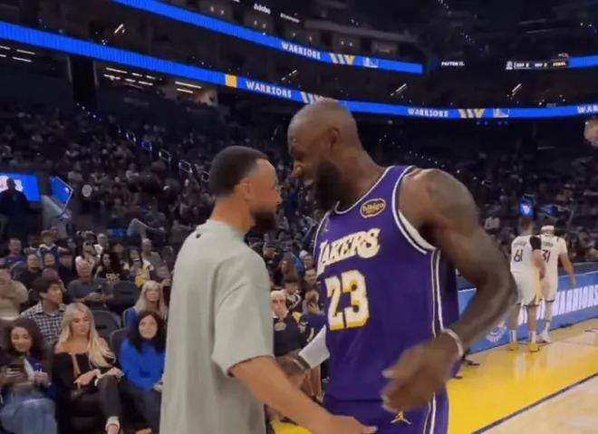 湖人五首发集体暴走 詹姆斯26+11助率队大胜勇士